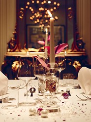 Elegantly gedeckter Tisch für ein besonderes Event.