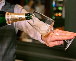 Sommelier schenkt Champagner stilvoll in ein Glas beim exklusiven Champagner Tasting in der Veranda Brasserie & Bar.