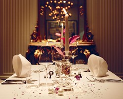 Elegantly gedeckter Tisch für ein besonderes Event.