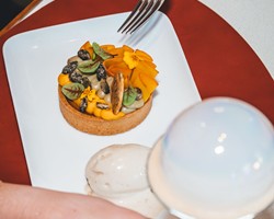 Kunstvoll angerichtetes Dessert mit Eis und feinen Details in der Veranda Brasserie & Bar.