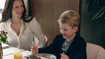 Ein glücklicher Moment beim Frühstück, Mutter und Kind genießen den Tag.