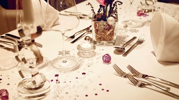 Festlich dekorierter Tisch für ein elegantes Weihnachts-Galadinner.