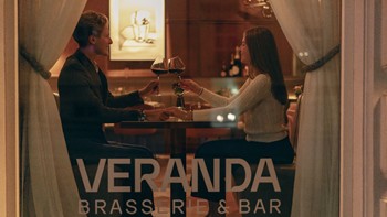 Paar beim Valentinstag-Galadinner in der Veranda Brasserie & Bar, Händchen haltend.