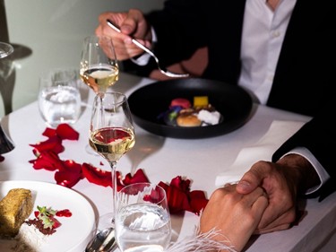 Romantisches Dinner bei Kerzenschein und mit rosenblättern dekoriert.