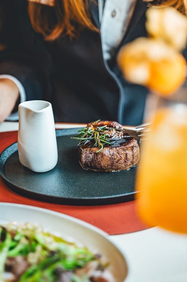 Saftiges Rinderfilet mit Rosmarin und Jus in der Veranda Brasserie & Bar.