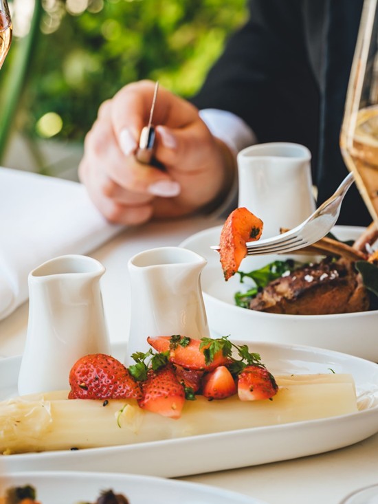 Feine Crêpe mit frischen Erdbeeren stilvoll serviert in der Veranda Brasserie & Bar.
